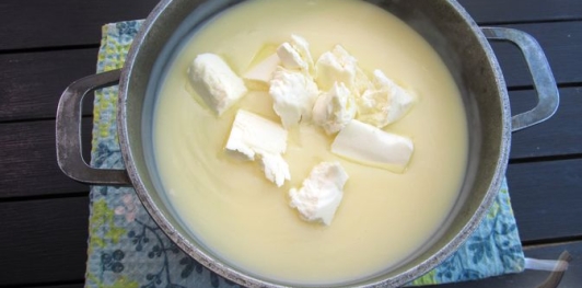 Фото приготовления рецепта: Ленивый торт "Наполеон" из слоёного теста - шаг №11