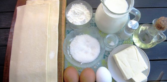 Фото приготовления рецепта: Ленивый торт "Наполеон" из слоёного теста - шаг №1