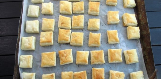 Фото приготовления рецепта: Ленивый торт "Наполеон" из слоёного теста - шаг №3