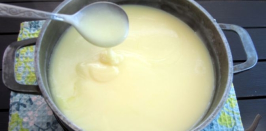 Фото приготовления рецепта: Ленивый торт "Наполеон" из слоёного теста - шаг №12