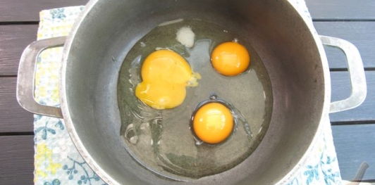 Фото приготовления рецепта: Ленивый торт "Наполеон" из слоёного теста - шаг №4