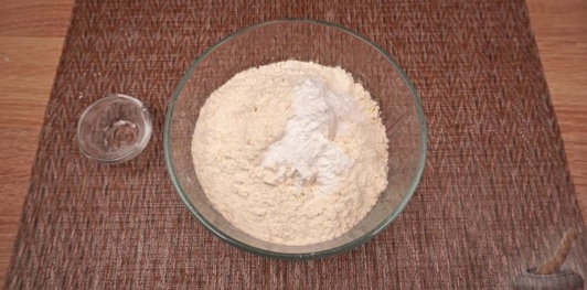 Фото приготовления рецепта: Лепешки на пиве (на сковороде) - шаг №2