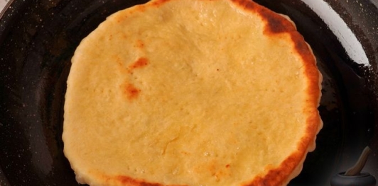 Фото приготовления рецепта: Лепешки на пиве (на сковороде) - шаг №11