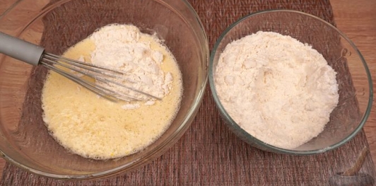 Фото приготовления рецепта: Лепешки на пиве (на сковороде) - шаг №5