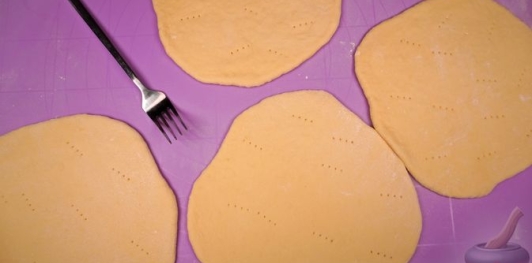 Фото приготовления рецепта: Лепешки на пиве (на сковороде) - шаг №9