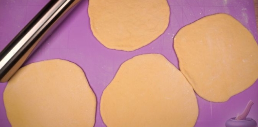 Фото приготовления рецепта: Лепешки на пиве (на сковороде) - шаг №8