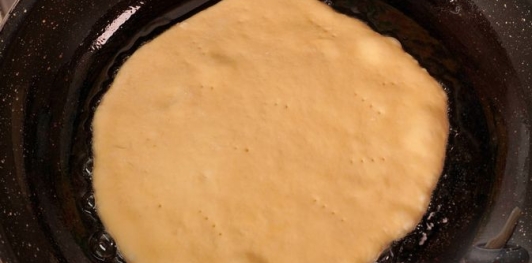 Фото приготовления рецепта: Лепешки на пиве (на сковороде) - шаг №10