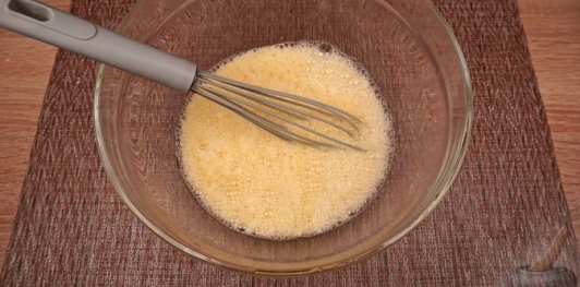 Фото приготовления рецепта: Лепешки на пиве (на сковороде) - шаг №4