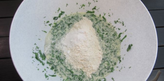 Фото приготовления рецепта: Лепёшки на кефире, с зеленью и сыром - шаг №7