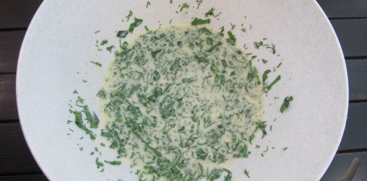 Фото приготовления рецепта: Лепёшки на кефире, с зеленью и сыром - шаг №6