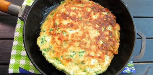 Фото приготовления рецепта: Лепёшки на кефире, с зеленью и сыром - шаг №16