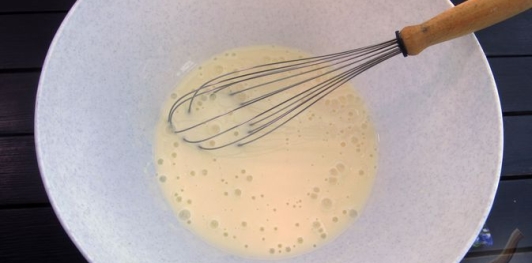 Фото приготовления рецепта: Лепёшки на кефире, с зеленью и сыром - шаг №3