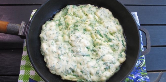 Фото приготовления рецепта: Лепёшки на кефире, с зеленью и сыром - шаг №14