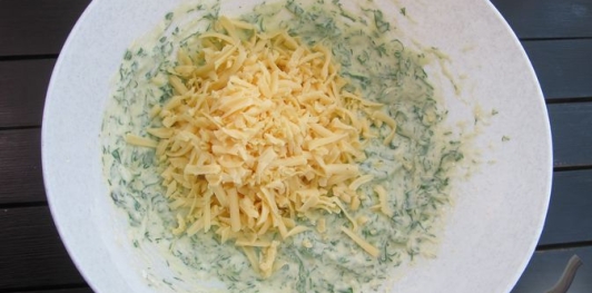 Фото приготовления рецепта: Лепёшки на кефире, с зеленью и сыром - шаг №11