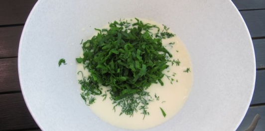 Фото приготовления рецепта: Лепёшки на кефире, с зеленью и сыром - шаг №5