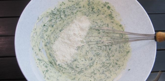 Фото приготовления рецепта: Лепёшки на кефире, с зеленью и сыром - шаг №9