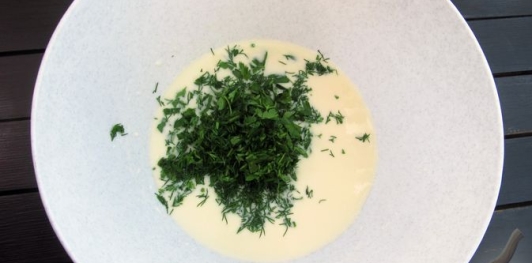 Фото приготовления рецепта: Лепёшки на кефире, с зеленью и сыром - шаг №4