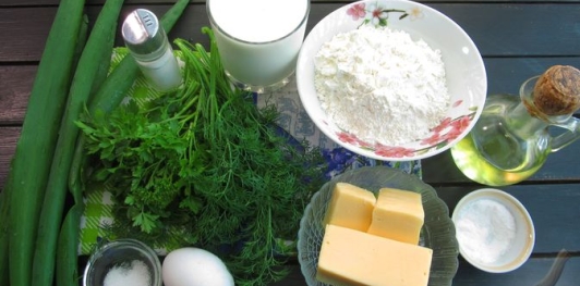 Фото приготовления рецепта: Лепёшки на кефире, с зеленью и сыром - шаг №1