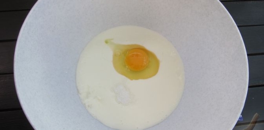 Фото приготовления рецепта: Лепёшки на кефире, с зеленью и сыром - шаг №2