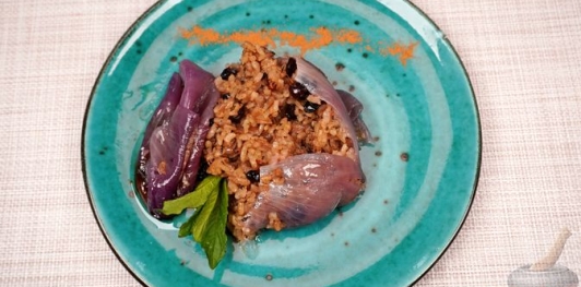 Фото приготовления рецепта: Лук, фаршированный пряным рисом с барбарисом - шаг №21