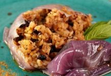 Лук, фаршированный пряным рисом с барбарисом