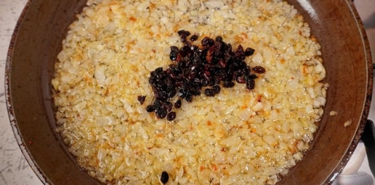 Фото приготовления рецепта: Лук, фаршированный пряным рисом с барбарисом - шаг №7