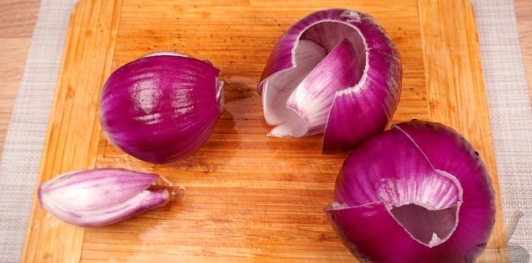 Фото приготовления рецепта: Лук, фаршированный пряным рисом с барбарисом - шаг №16