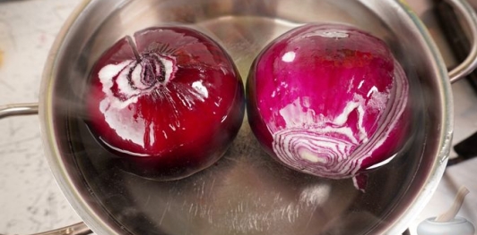 Фото приготовления рецепта: Лук, фаршированный пряным рисом с барбарисом - шаг №3