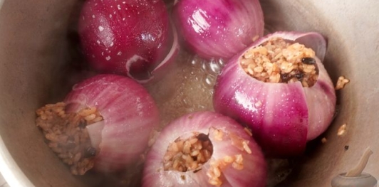 Фото приготовления рецепта: Лук, фаршированный пряным рисом с барбарисом - шаг №18