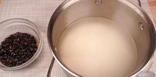 Фото приготовления рецепта: Лук, фаршированный пряным рисом с барбарисом - шаг №6