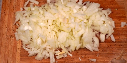 Фото приготовления рецепта: Лук, фаршированный пряным рисом с барбарисом - шаг №4