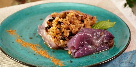 Фото приготовления рецепта: Лук, фаршированный пряным рисом с барбарисом - шаг №23