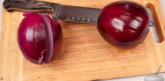 Фото приготовления рецепта: Лук, фаршированный пряным рисом с барбарисом - шаг №2