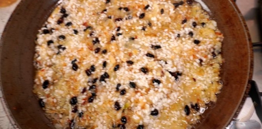 Фото приготовления рецепта: Лук, фаршированный пряным рисом с барбарисом - шаг №9