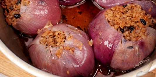 Фото приготовления рецепта: Лук, фаршированный пряным рисом с барбарисом - шаг №20