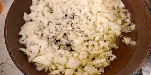 Фото приготовления рецепта: Лук, фаршированный пряным рисом с барбарисом - шаг №5