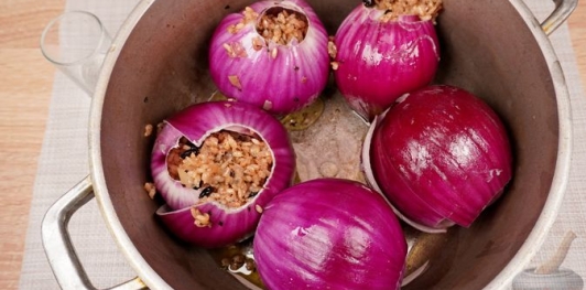 Фото приготовления рецепта: Лук, фаршированный пряным рисом с барбарисом - шаг №17