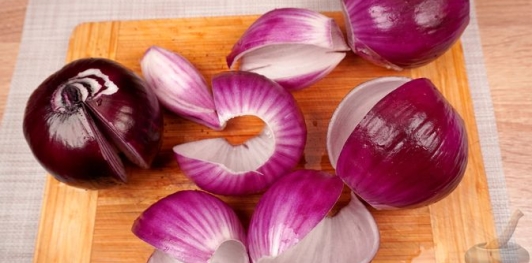 Фото приготовления рецепта: Лук, фаршированный пряным рисом с барбарисом - шаг №15