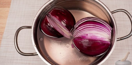 Фото приготовления рецепта: Лук, фаршированный пряным рисом с барбарисом - шаг №13