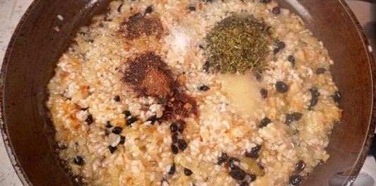 Фото приготовления рецепта: Лук, фаршированный пряным рисом с барбарисом - шаг №10