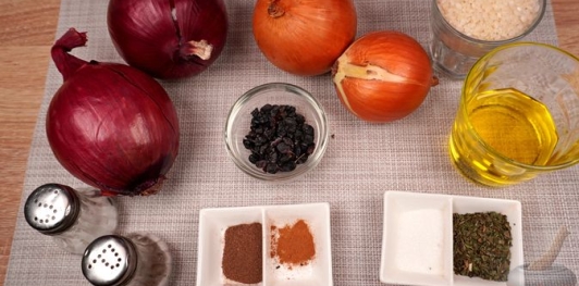 Фото приготовления рецепта: Лук, фаршированный пряным рисом с барбарисом - шаг №1