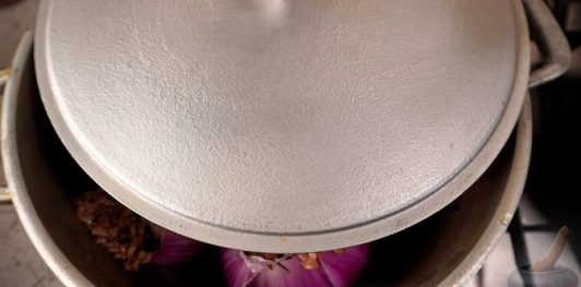 Фото приготовления рецепта: Лук, фаршированный пряным рисом с барбарисом - шаг №19