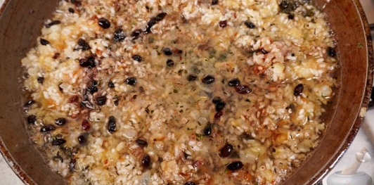 Фото приготовления рецепта: Лук, фаршированный пряным рисом с барбарисом - шаг №11