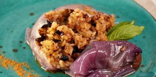 Фото приготовления рецепта: Лук, фаршированный пряным рисом с барбарисом - шаг №22