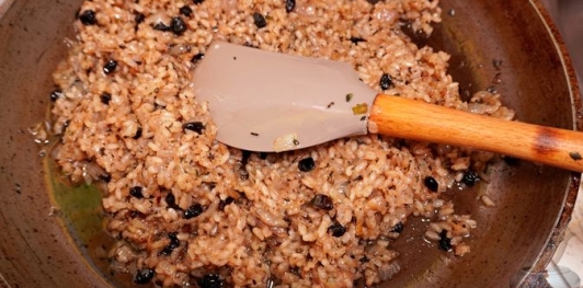 Фото приготовления рецепта: Лук, фаршированный пряным рисом с барбарисом - шаг №12