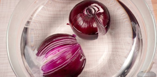 Фото приготовления рецепта: Лук, фаршированный пряным рисом с барбарисом - шаг №14