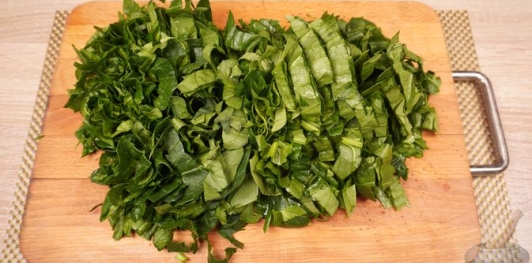 Фото приготовления рецепта: Макароны со шпинатом в сметанно-сырном соусе - шаг №5