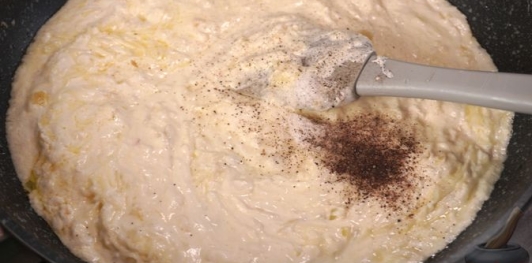 Фото приготовления рецепта: Макароны со шпинатом в сметанно-сырном соусе - шаг №9