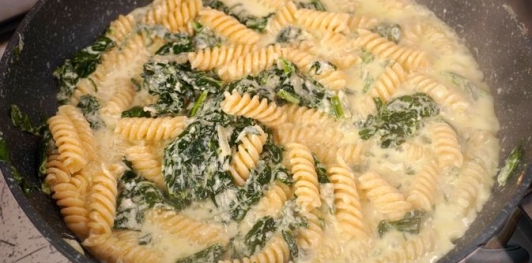 Фото приготовления рецепта: Макароны со шпинатом в сметанно-сырном соусе - шаг №13