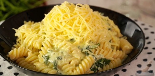 Фото приготовления рецепта: Макароны со шпинатом в сметанно-сырном соусе - шаг №15